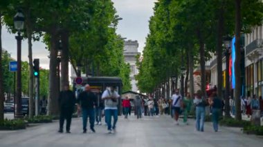 Paris, Fransa - 18 Haziran 2024: Şanzelize 'de gün ışığında yürüyen insanların zaman aşımı