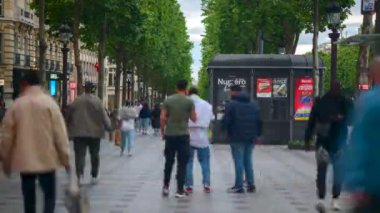 Paris, Fransa - 18 Haziran 2024: Şanzelize 'de gün ışığında yürüyen insanların zaman aşımı