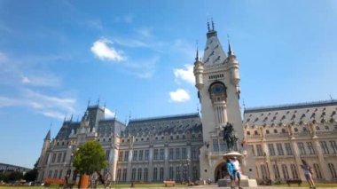 Iasi, Romanya - 18 Haziran 2024: Güneşli bir günde insanların Kültür Sarayı 'nın önüne taşınması