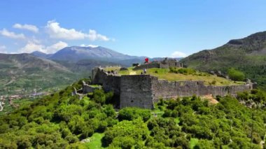 Arnavutluk 'un Lezhe kentindeki Lezhe Kalesi' nin hava ve insansız hava aracı görüntüsü