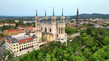 Fransa, Lyon 'daki Fourviere' deki Notre Dame Bazilikası 'nın insansız hava aracı görüntüsü.
