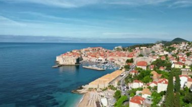 Hırvatistan 'ın Dubrovnik kentindeki Adriyatik Denizi kıyısındaki binaların hava ve insansız hava aracı görüntüsü