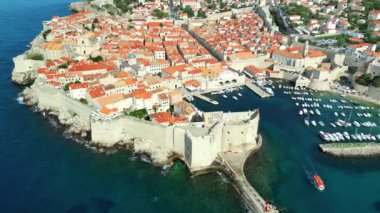 Hırvatistan 'ın Dubrovnik kentindeki Adriyatik Denizi kıyısındaki binaların hava ve insansız hava aracı görüntüsü