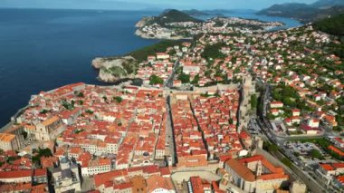 Hırvatistan 'ın Dubrovnik kentindeki Adriyatik Denizi kıyısındaki binaların hava ve insansız hava aracı görüntüsü