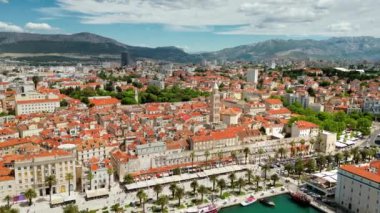 Hırvatistan 'ın Dubrovnik kentindeki Adriyatik Denizi kıyısındaki binaların hava ve insansız hava aracı görüntüsü