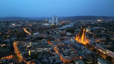 Akşamları İsviçre, Basel 'in hava ve insansız hava aracı görüntüsü.