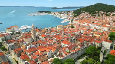 Hırvatistan 'ın Dubrovnik kentindeki Adriyatik Denizi kıyısındaki binaların hava ve insansız hava aracı görüntüsü