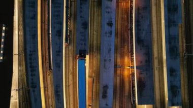 Akşamları İsviçre, Basel tren istasyonundaki trenin hava ve insansız hava aracı görüntüsü.