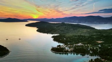 Hırvatistan 'daki Adriyatik Denizi kıyılarındaki hava ve insansız hava aracı manzarası, gün batımında