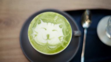 Bir kibritin üzerindeki latte sanat kedisini kapat.