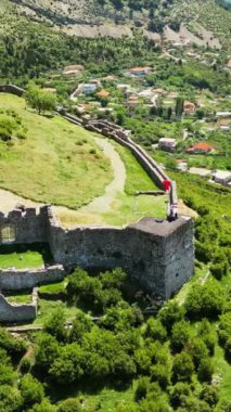 Arnavutluk 'un Lezhe kentindeki Lezhe Kalesi' nin hava ve insansız hava aracı görüntüsü. Dikey