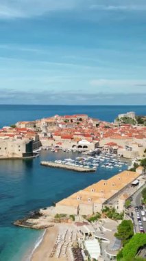 Hırvatistan 'ın Dubrovnik kentindeki Adriyatik Denizi kıyısındaki binaların hava ve insansız hava aracı görüntüsü. Dikey