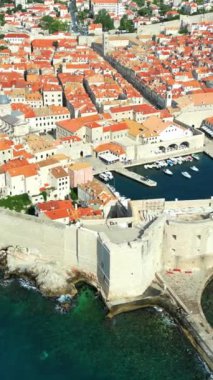 Hırvatistan 'ın Dubrovnik kentindeki Adriyatik Denizi kıyısındaki binaların hava ve insansız hava aracı görüntüsü. Dikey