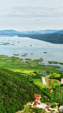 Bosna-Hersek 'in Svitava kentindeki Caplijna Hidroelektrik Santrali' nin hava ve insansız hava aracı görüntüsü. Dikey