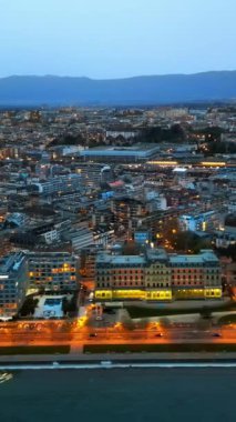 Geceleri İsviçre, Cenevre sokaklarının ve binaların hava ve insansız hava aracı görüntüsü. Dikey
