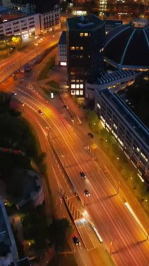 Akşamları İsviçre, Basel sokaklarının hava ve insansız hava aracı görüntüsü. Dikey