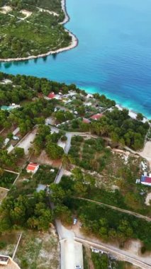 Hırvatistan 'daki Adriyatik Denizi kıyısındaki binaların hava ve insansız hava aracı görüntüsü. Dikey