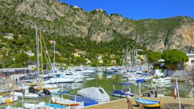Beaulieu-sur-Mer, Fransa - 28 Haziran 2024: Beaulieu-sur-Mer limanına yanaşan beyaz teknelerin görüntüsü