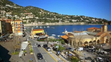 Villefranche sur Mer, Fransa - 28 Haziran 2024: Fransız Riviera 'sındaki sahil kasabasındaki Welcome Hotel' in uzak manzarası