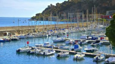 Villefranche sur Mer, Fransa - 28 Haziran 2024: Villefranche sur Mer limanında küçük tekneler