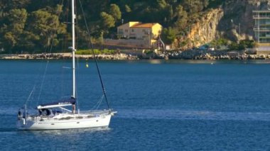 Villefranche sur Mer, Fransa - 28 Haziran 2024: Fransız Rivierası yakınlarındaki Ligurian Denizi 'nde hareket eden beyaz tekne