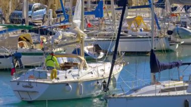 Villefranche sur Mer, Fransa - 28 Haziran 2024 Villefranche sur Mer limanına beyaz tekneler yanaştı