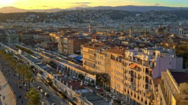 Güzel, Fransa - 28 Haziran 2024: Fransız Rivierası 'nda gün batımında şehrin kıyı şeridi manzarası