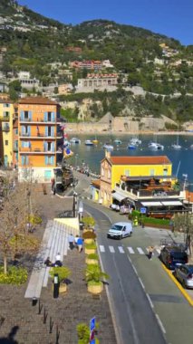 Villefranche sur Mer, Fransa - 28 Haziran 2024: Fransız Riviera 'sındaki sahil kasabasındaki Welcome Hotel' in ön görüntüsü. Dikey