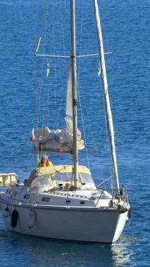 Villefranche sur Mer, Fransa - 28 Haziran 2024: Fransız Rivierası yakınlarındaki Ligurian Denizi 'nde hareket eden beyaz tekne. Dikey