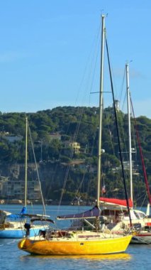 Villefranche sur Mer, Fransa - 28 Haziran 2024: Fransa Villefranche sur Mer limanındaki küçük tahta tekneler. Dikey