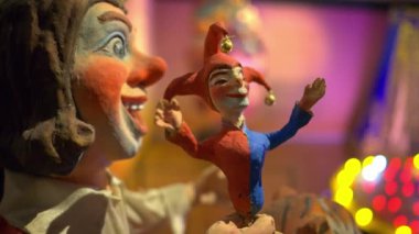 Nice, Fransa - 28 Haziran 2024 Villa Massena Müzesi 'ndeki karnaval sergisinde palyaço heykeli