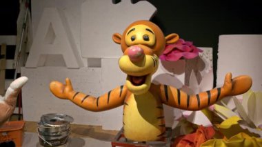 Nice, Fransa - 28 Haziran 2024 Villa Massena Müzesi 'ndeki karnaval sergisinde kaplan heykeli