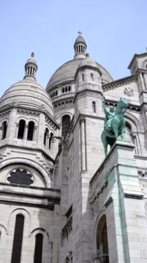 Montmartre, Paris, Fransa 'daki Sacre-Coeur de Montmartre Bazilikası' nın ön manzarası. Dikey