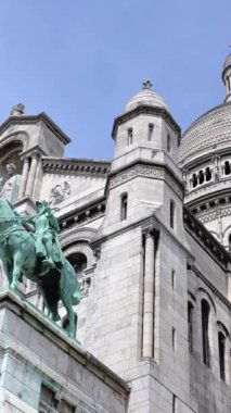 Montmartre, Paris, Fransa 'daki Sacre-Coeur de Montmartre Bazilikası' nın ön manzarası. Dikey
