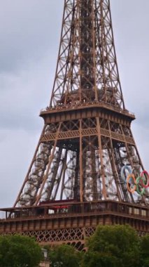 Paris, Fransa 'da Olimpiyat Oyunları tabelası olan Eyfel Kulesi. Dikey Dikey