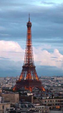 Paris, Fransa 'da akşam saatlerinde Olimpiyat Oyunları tabelasıyla Eyfel Kulesi parlıyor. Dikey