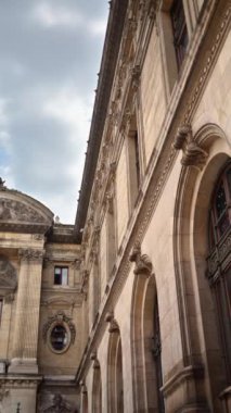 Fransa, Paris 'teki Palais Garnier' in yan görüntüsü. Dikey