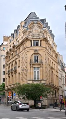 Fransa, Paris 'teki Haute Ecole de Joaillerie Chambre sendikasının cephesi. Dikey