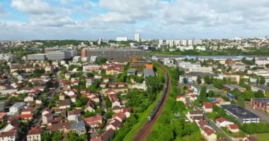 Neuilly-Plaisance 'ın hava aracı görüntüsü Fransa' nın doğusundaki Paris banliyölerinde bölgesel ekspres trenle birleşiyor.