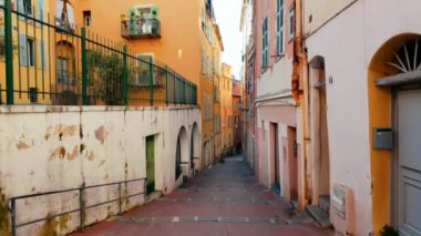 Fransa 'nın Nice şehrinin sokaklarında gün ışığında merdivenler.