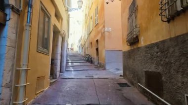 Fransa 'nın Nice şehrinin sokaklarında gün ışığında merdivenler.