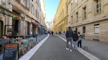 Güzel, Fransa - 7 Temmuz 2024: İnsanlar şehir merkezinin sokaklarında gün ışığında yürüyorlar