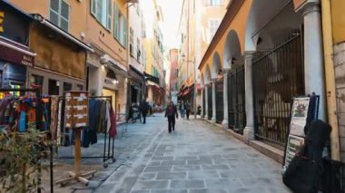 Güzel, Fransa - 7 Temmuz 2024: İnsanlar şehir merkezinin sokaklarında gün ışığında yürüyorlar