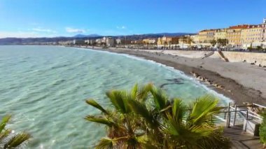 Nice, Fransa - 7 Temmuz 2024: İnsanlar Colline du Chateau parkında, Nice Kalesi 'nin yakınında yürüyorlar.