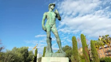Nice, Fransa - 7 Temmuz 2024: Fransa 'nın Nice kentindeki Promenade du Paillon Parkı' nda Michelangelo 'nun Davut heykeli