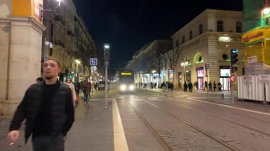 Güzel, Fransa - 7 Temmuz 2024 Massena Meydanı 'ndan tramvay geçiyor