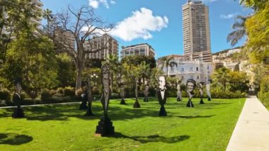 Monaco, Monte Carlo 'daki Jardins de la Petite Afrique' deki farklı metal heykeller.