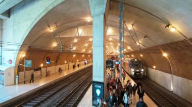 Monte Carlo, Monako - 5 Temmuz 2024: Monako tren istasyonunda yürüyen insanlar
