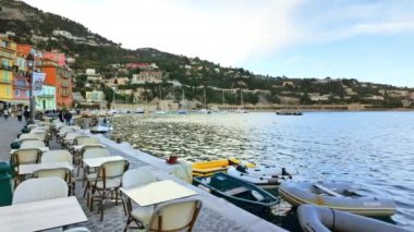 Villefranche sur Mer, Fransa - 8 Temmuz 2024: Fransız Rivierası 'ndaki bir sahil caddesinde masalar