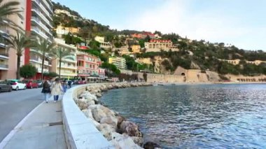 Villefranche sur Mer, Fransa - 5 Temmuz 2024: Fransız Riviera 'sında bir sahil sokağı manzarası